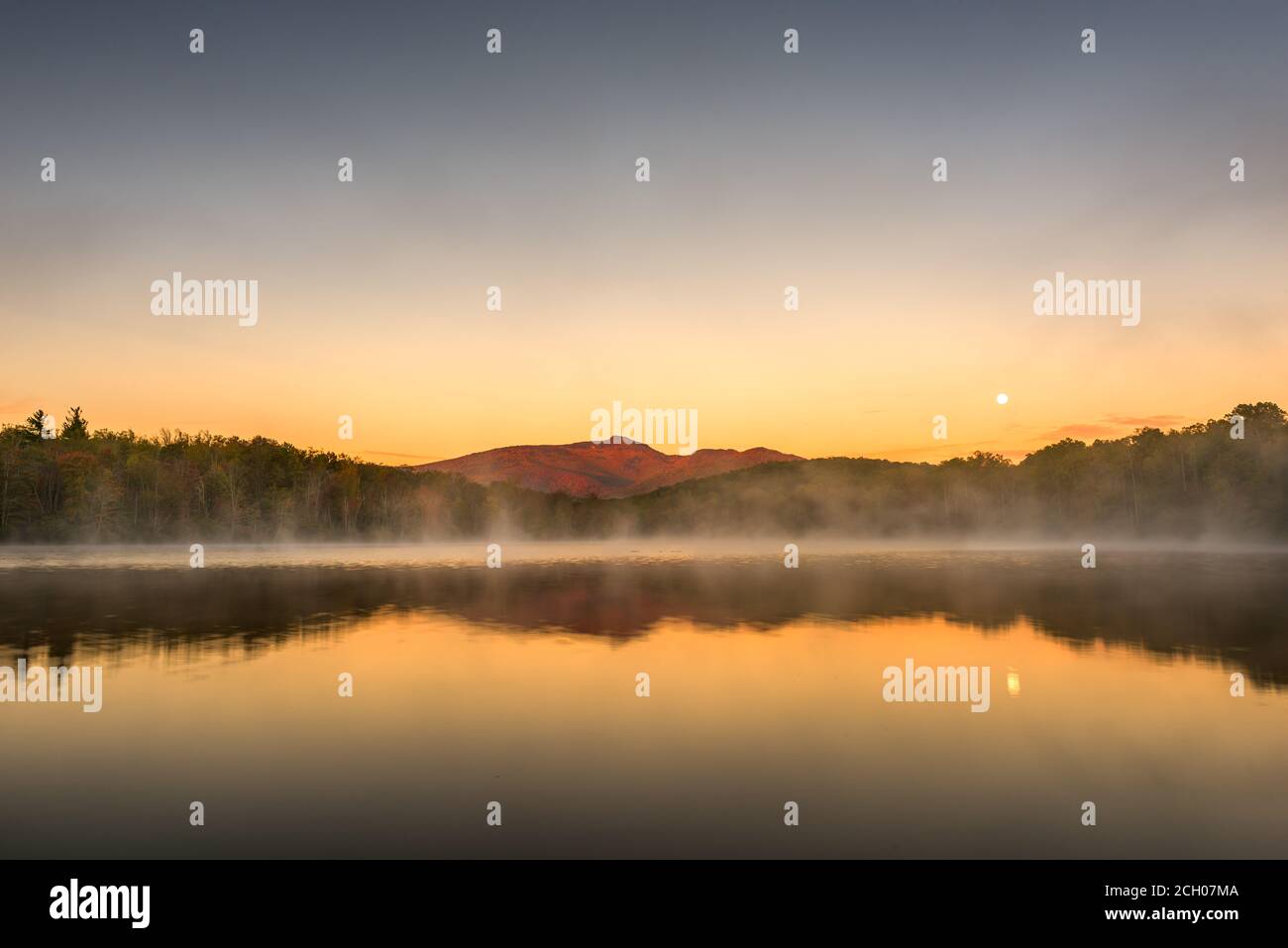 Grandfather Mountain, North Carolina, USA auf Price Lake im Herbst. Stockfoto