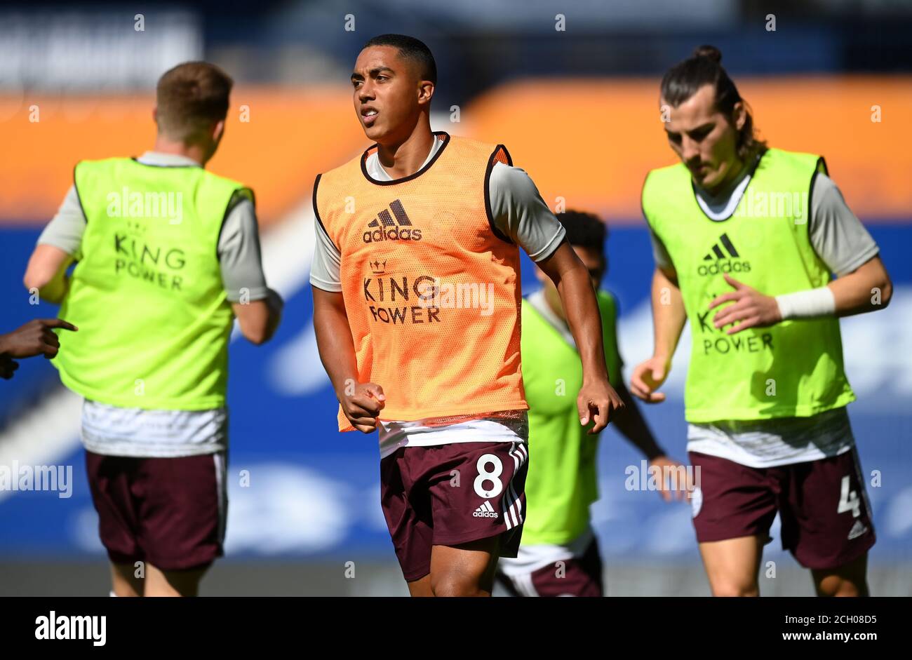 Youri Tielemans (Mitte) von Leicester City erwärmt sich vor dem Premier League-Spiel in den Hawthorns, West Bromwich. Stockfoto