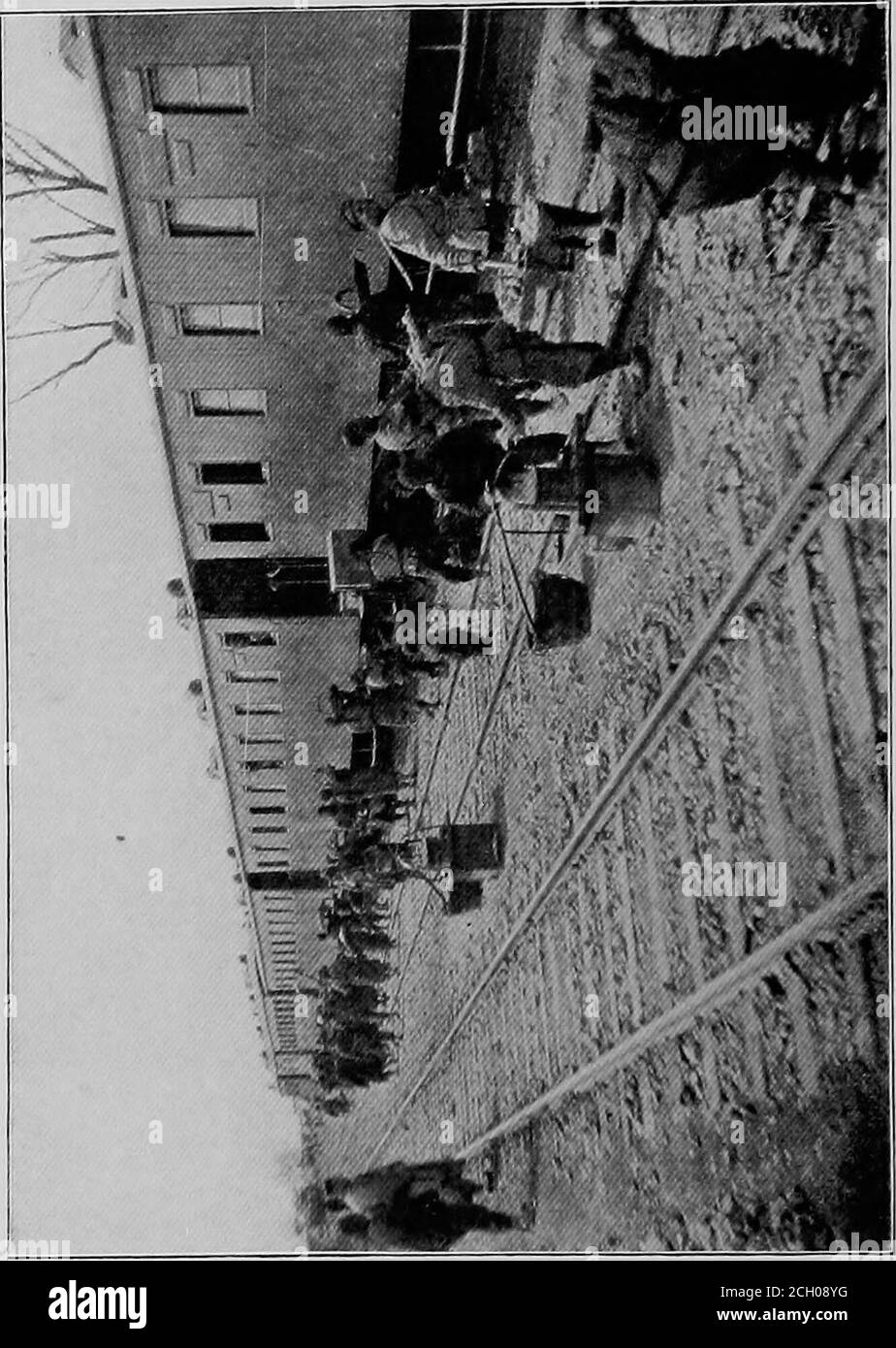 . Ein amerikanischer Ingenieur in China . Ngle-Track-Linien, exceptthe Teilung zwischen Tien-tsin und Peking. Die Strecke ist vom amerikanischen Typ; die Lokomotivesind teils amerikanisch und teils englisch; Und die Fahrzeuge, sowohl Passagier- als auch Frachtfahrzeuge, sind eine Adaption sowohl der amerikanischen als auch der englischen Muster, die an die örtlichen Gegebenheiten angepasst sind, und ihre Konstruktion, um in die Einrichtungen der lokalen Geschäfte zu kommen, ist für alle Fahrzeuge, außer den Motoren, selbstgemacht. Als Zukunftsfeld steht China aufgrund seiner Größe, seiner Population und seines bekannten, aber unentwickelten Mineralweins vor allem Stockfoto