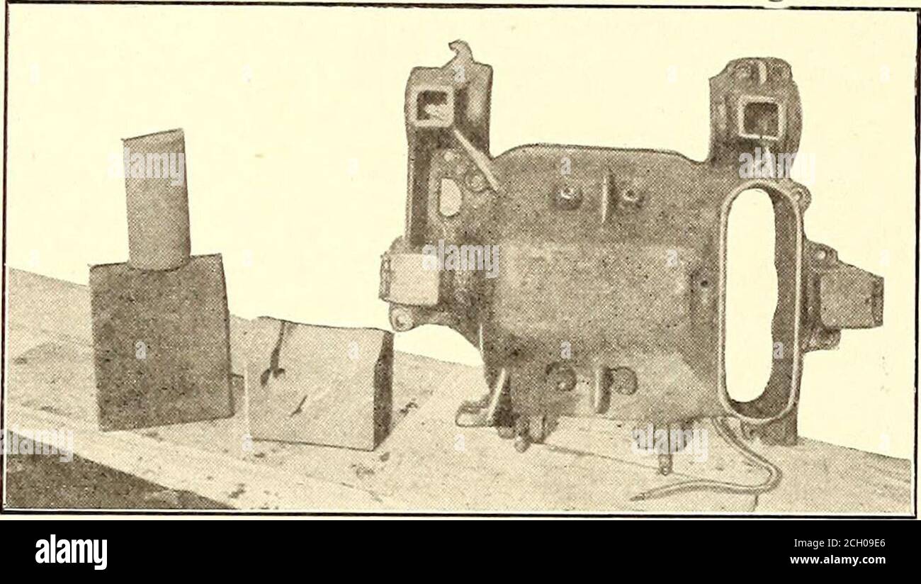 . Die Straßenbahnzeitschrift . cks der United Railways Company. 4^* die Marion, Bluffton & Eastern Traction Company wurde zur Mitgliedschaft in der Central Electric Rail-Way Association zugelassen. Die Kilometerzahl, über die die austauschbaren Coupons gut sind, beträgt jetzt fast 2300 Meilen. 384 STREET RAILWAY JOURNAL. [Vol. XXIX. Nr. 9. REPARATUR DURCH THERMIT IN DAVENPORT, LA. In The Street Railway Jour-nal wurde am 22. Dezember 1906 ein Bericht über die Methoden veröffentlicht, die in den Geschäften der Montreal Street Railway Company bei der Reparatur von defekten Motorguss durch thermit verwendet wurden. Eine andere Firma, die thermi beschäftigt Stockfoto