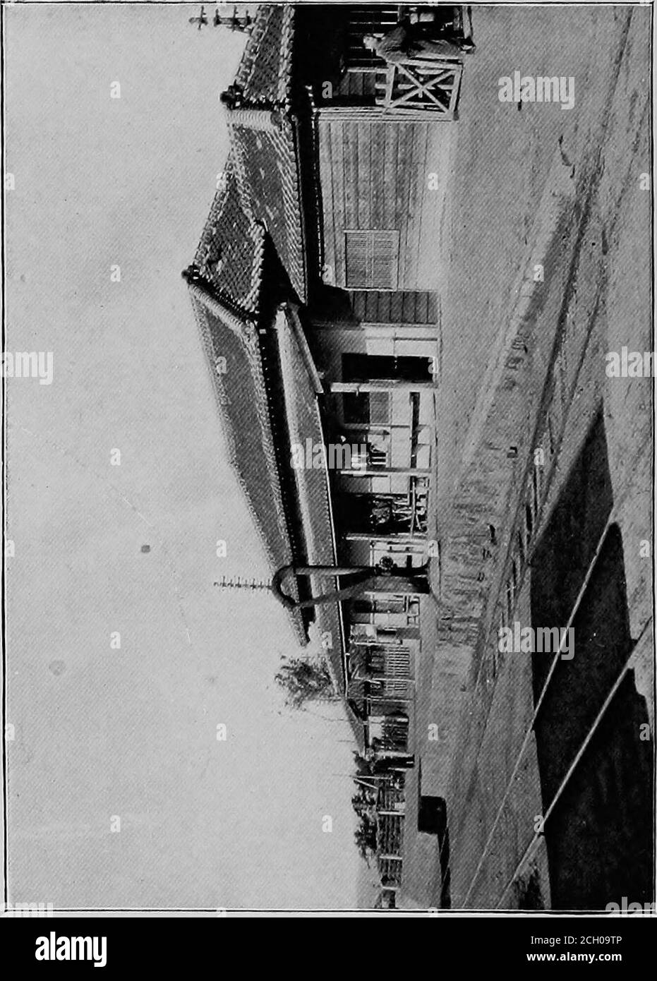 . Ein amerikanischer Ingenieur in China. Die Gebäude, obwohl simplein Design, sind effektiv und in der Regel Modelle ofneatness. Fahrgäste werden nicht zum Bahnsteig zugelassen, außer mit Fahrkarten, und sind nicht erlaubt, die Gleise außer durch eine Überkopfbrücke zu überqueren.die Zugfahrpläne sind großzügig in Bezug auf die Flugfrequenz der Züge, und verlangen Geschwindigkeiten von zwanzig bis dreißig Meilen pro Stunde. Züge sind in der Regel pünktlich. Die Ergebnisse der Operation sind in jeder Hinsicht satis-Factory, und sind ausreichend, um völlig zu zerstreuen Angst, dass die orientalischen Rassen nicht zu Appre-ciate modernen Bedingungen, wenn sie wurden Stockfoto