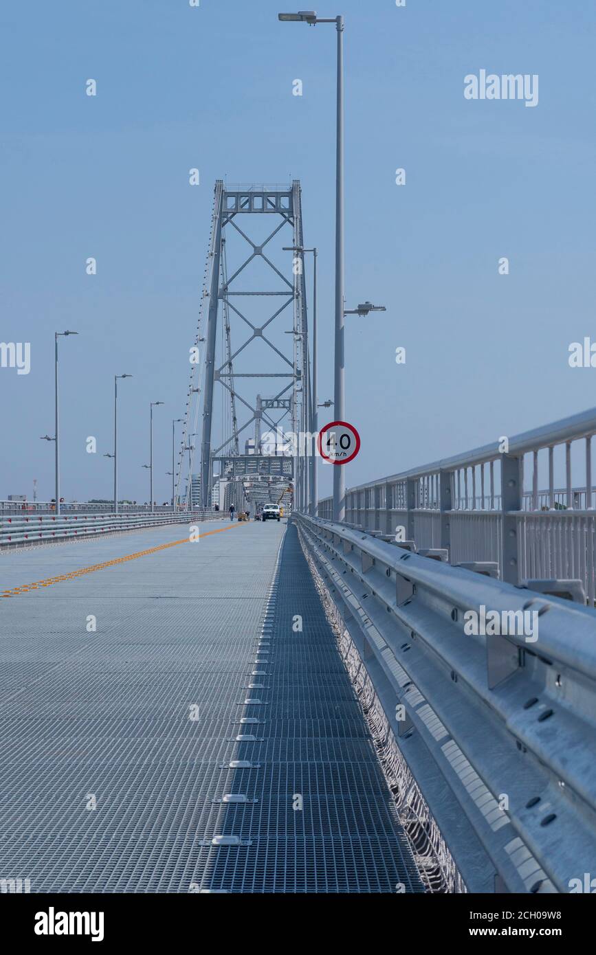 Blick auf die Brücke Hercilio Luz über den Atlantik. Sie verbindet den Kontinent mit der Insel Florianópolis. . Postkarte und Symbol der Stadt, die Stockfoto