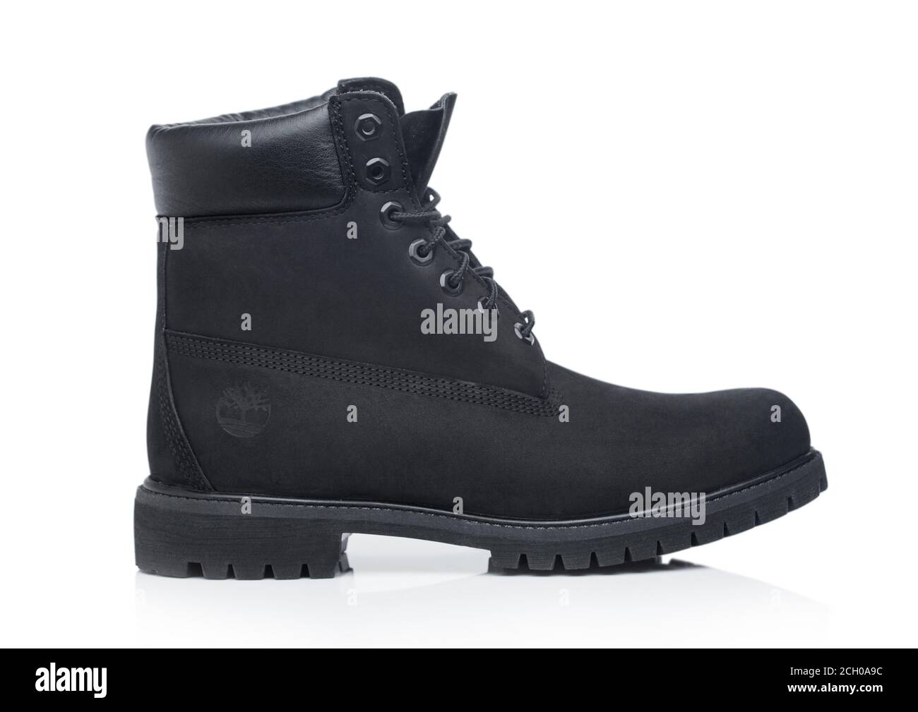 LONDON, UK - SEPTEMBER 09, 2020:Timberland Premium 6 Zoll Boot für Männer in schwarz auf weißem Hintergrund. Stockfoto