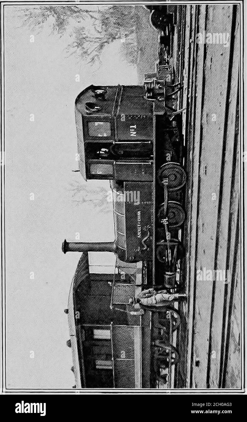 . Eine amerikanische Ingenieurin in China . Ruction schmachtete, und China weiterhin zu bekommen, wie sie für viele Jahrhunderte getan hatte, und wie in der Tat tut sie immer noch, mit Dschunken, Sampans, Ponys und Coolies. Einige Staatsmänner, durch meansoof Gedenkstätten zum Thron, drängten nach den im-perial Autoritäten die Zweckmäßigkeit des Bildens achange und des Annahmens einer neuen Ordnung der Sachen; aber die Denkmäler wurden an irgendein Governmentboard verwiesen, in dem sie bequem Taubenholed wurden. Aber der erste wirkliche Fortschritt war im Zusammenhang mit den Kai-ping Kohlebergwerken, achtzig Meilen nordöstlich von Tien-tsin. Diese Geldbuße Kaution ofreea Stockfoto