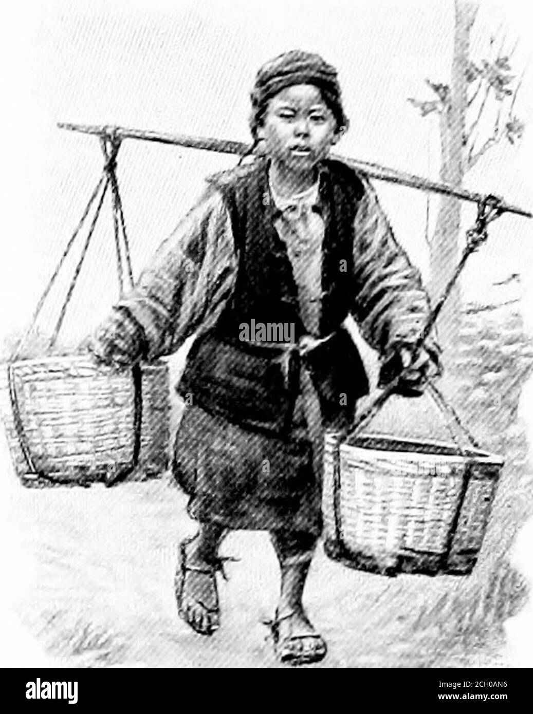 . Ein amerikanischer Ingenieur in China . ganz unter seiner würde, dies zu tun. Auf meiner eigenen Reise war es mit der größten Schwierigkeit, daß die anwesenden Beamten, wenn sie es wirklich überhaupt waren, sich persuadiert haben konnten, daß es für einen Mann möglich war, die Freiheit des Fußes der krampfenden Zurückhaltung des kleinen Kästchens eines Stuhls vorzuziehen. Aber ob im Norden oder in der Mitte oder im Süden, wenn der Chinaman nicht in der Lage ist, den federlosen Wagen oder die Schubkarre zu hisaid zu rufen, hat er jederzeit seinen eigenen Rücken, und der größte Teil des Countrys Handel ist in zwei Körben getragen, Jedes davon ist s Stockfoto