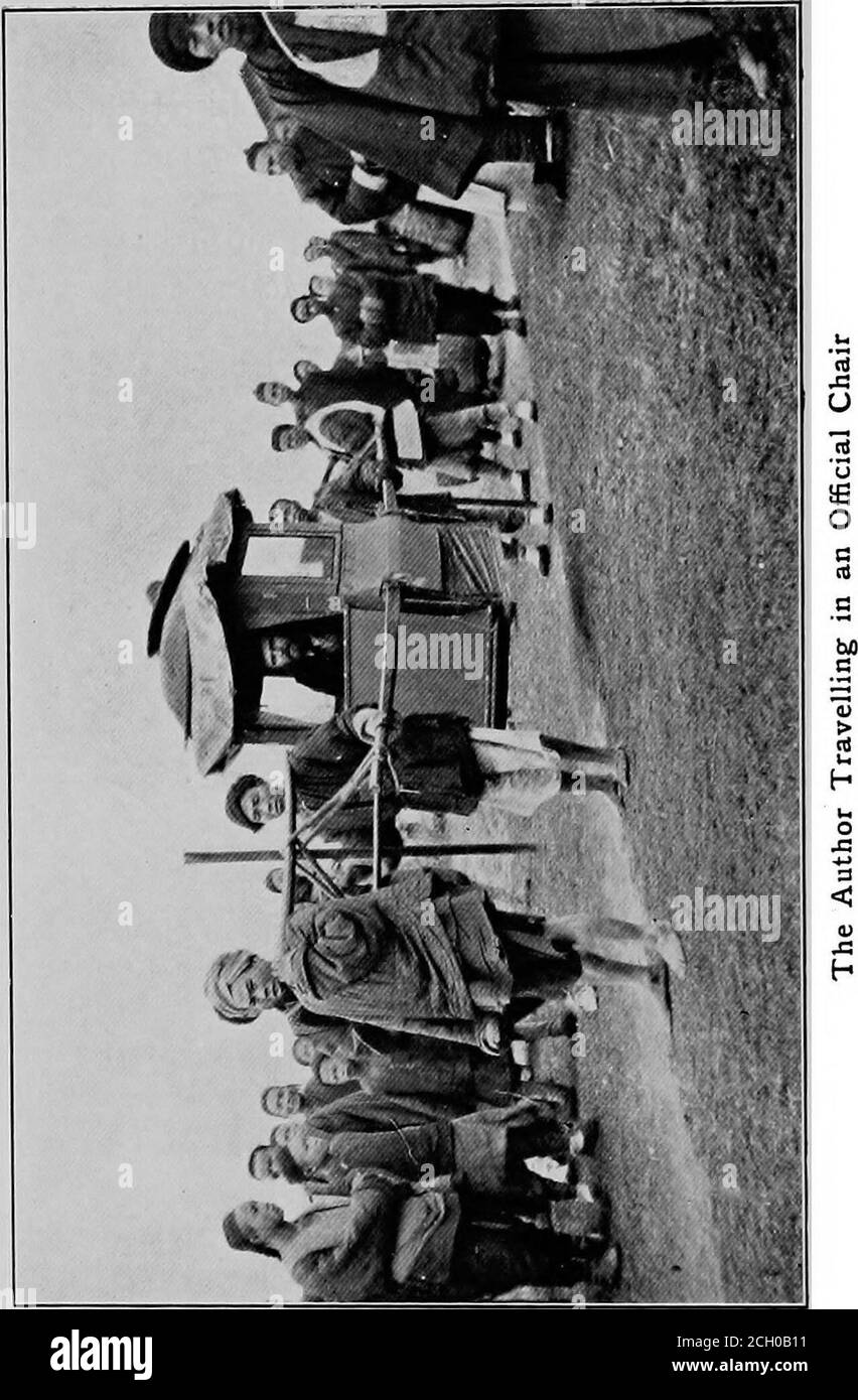 . Ein amerikanischer Ingenieur in China . 5*i»-.g;*i-j^^- Schnelle Fracht mit der Schubkarre im Hochland des Yang-tze-Tals sind Schubkarren das große Mittel des schnellen Frachttransports. Auf ihnen wird der Bauer sein Angebot an Produkten auf den Markt bringen, Oder wenn er seine Frau mitnehmen muss, denn sie mit ihren kleinen Füßen kann nicht mitgehen, wird er sie meist auf eine Seite stellen und möglicherweise ein totes Schwein, das er am Morgen auf der anderen Seite geschlachtet hat, um ihr Gewicht auszugleichen. Kapitel VIII: Kommunikation im Inland 239 Da das Yang-tze verlassen ist und Südchina angegangen wird, ist es interessant, die gr Stockfoto