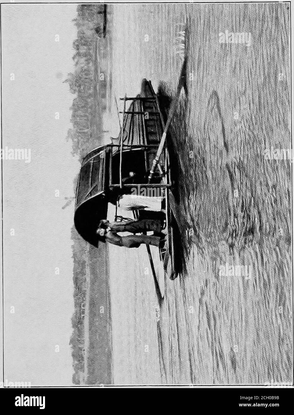 . Ein amerikanischer Ingenieur in China . ches oder weniger werden angewendet, um Waren zu dem extrem von der Flussschifffahrt zu tragen. Im Süden wird auf den Wasserfressern gefunden, die die Provinz von Kwang-tungund seine Nachbarn eine Form des großen Trödels, genannt ein Canton River Boot, mit einem großen Segel und zusätzlich ein Heck-Rad wie ein Mississippi River Dampfboot kreuzen. Sie werden von Mannschaften der Eingeborenen gearbeitet, die von zwölf bis sechsunddreißig in der Zahl läuteten, entsprechend der Größe des Handwerks, und jeder trägt ein hundertoder mehr Passagiere. Für einen zügigen Transit, und im Gegensatz zu der allgemeinen Überzeugung, dass die Chinesedoe Stockfoto