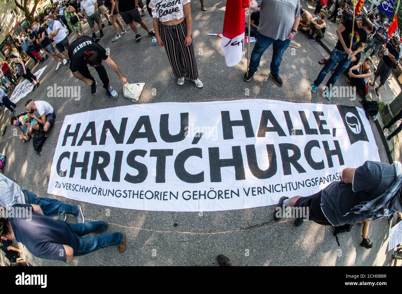 12. September 2020, München, Bayern, Deutschland: Ein Transparent von Konterdemonstranten aus der Stadt gegen die Querdenken089-Corona-Denier-Demo, das Licht auf die Massaker in Halle, Hanau und Christchurch bringt, wo Verschwörungstheorien und QAnon dahinter standen. Bis 1,000 erschienen am Münchner Goetheplatz, um gegen die Querdenken089-Demo von Corona-Leugnern, Verschwörungstheoretikern, Neonazis, Antisemiten, Reichsbuerger und Heilpraktikern im neuen Alter zu demonstrieren. (Bild: © Sachelle Babbar/ZUMA Wire) Stockfoto