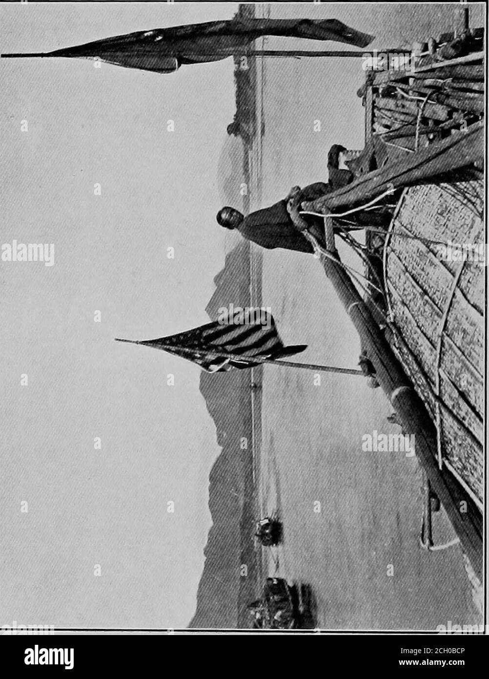 . Ein amerikanischer Ingenieur in China . Wenn dies geschieht, oder wenn der Wind ganz versagt, ist Rückgriff auf Poling, Rudern, oder die mühselige Methode der Verfolgung, die darin besteht, ziehen theJunk durch ein Seil von verdrehten Bambusfasern an einem Ende an den Kopf und an deranderen Joche über die Schultern des crewashore befestigt. Auf Flüssen, wo Stromschnellen moderat sind, die aber zu groß sind, um von einer einzigen Besatzung überwunden zu werden, ist es der Brauch für Boote zu warten, bis eine vereinte Kraft genug gesammelt wurde, um jedes gegen die Strömung zu ziehen. Auf solchen Flüssen wie dem oberen Yang-tze, wo die Stockfoto