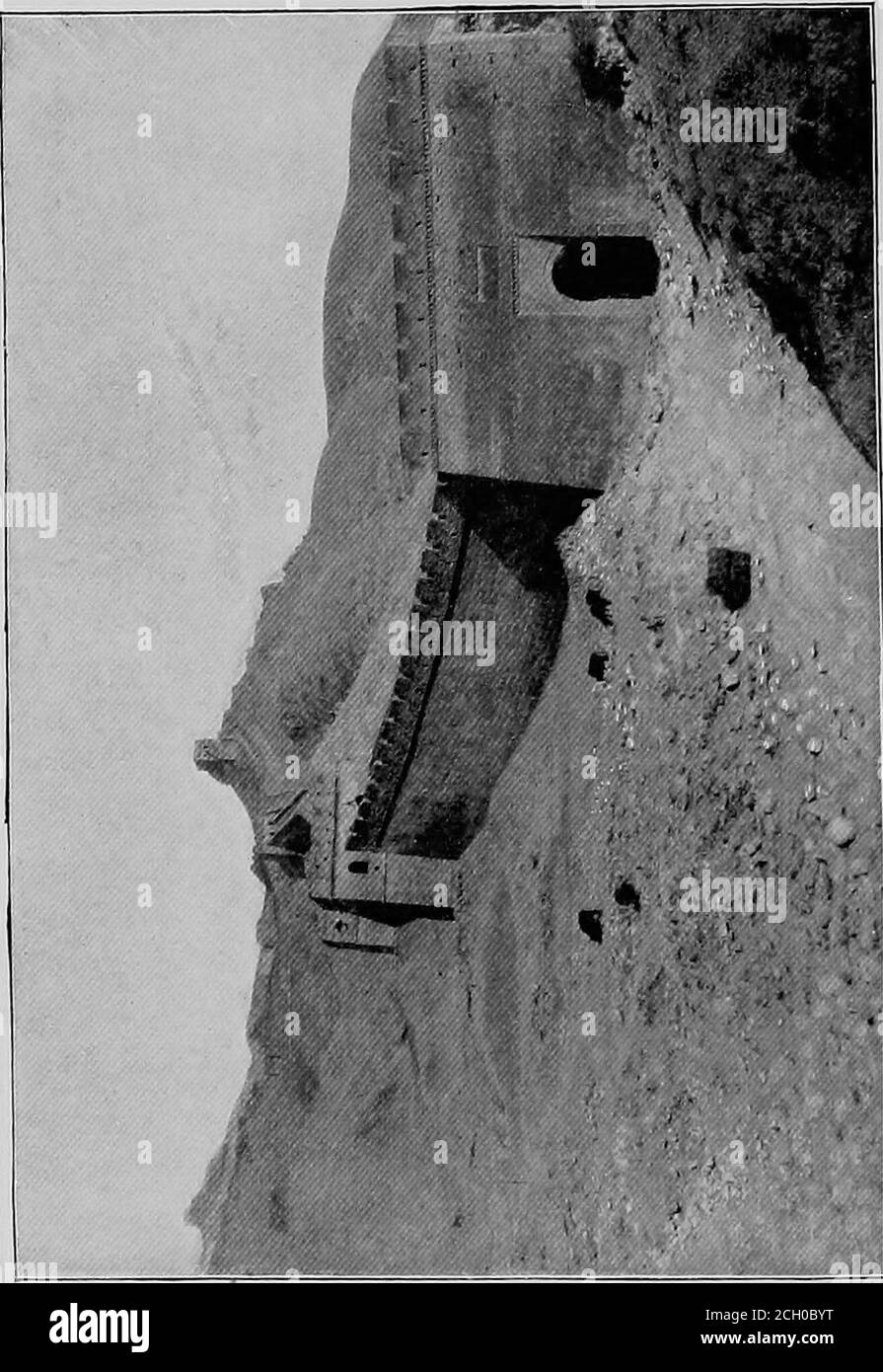 . Ein amerikanischer Ingenieur in China. STS, und die ihr Maximum erreichen inPeking oder in der noch berühmteren Großen Mauer, sind ein Beweis dafür, dass unser orientalischer Freund zu Hause mit großen Bau war. Diese großen Strukturen, mit ihren massiven Ausmaßen (wie in der Großen Mauer, mit seiner Länge von fünfzigmehrundroten Meilen, über wilde Hügel und Wüste val-leys), mit ihren Pflegen und gewölbten Toren, mit ihren Brüstungen und Gräben, erfüllen den Betrachter mit Bewunderung. Es wird gesagt, dass ein Nationen Charakter in seiner Architektur gezeigt wird. Das scheint in China außerordentlich wahr zu sein, egal wohin man das Samegen geht Stockfoto