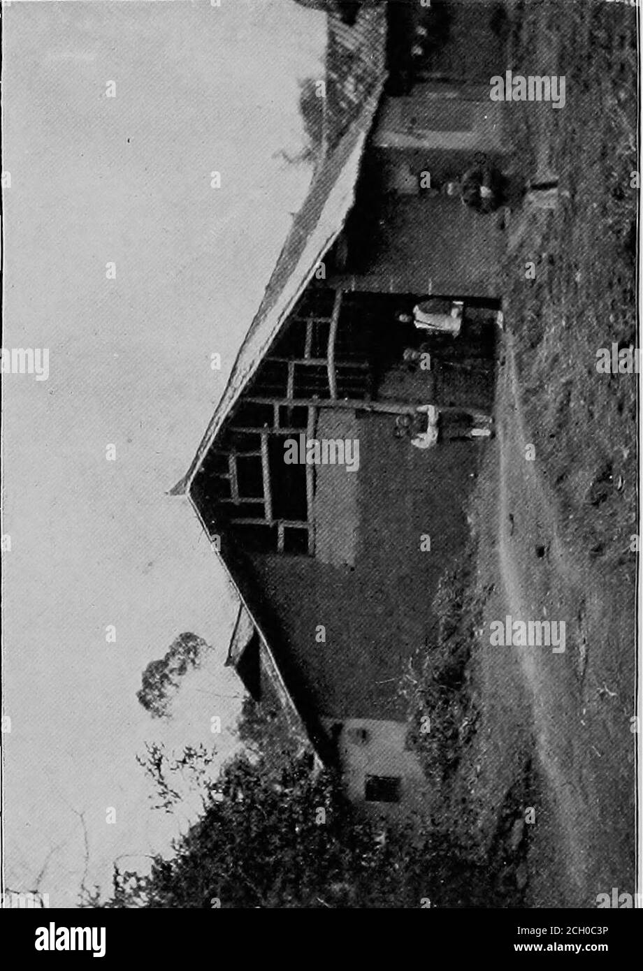 . Ein amerikanischer Ingenieur in China . Pagode in der Nähe von Wu-chang die großen Pagoden dürfen zerbröckeln, obwohl einige gepflegt werden und Hoffnung für andere Generationen zu bewundern geben. Die prominenten variieren in der Höhe von hundert bis zweihundert Fuß, sind in der Regel achteckig im Plan, mit geraden, aber verjüngenden Seiten, und sind immer. n •o c B AO ■4-* d Eis Bo(J ou 3O Kapitel VII: Chinesische Konstruktion 213 bestehend aus einer ungeraden Anzahl von Geschichten ; Obwohl diese Geschichten manchmal Doppelgeschichten sind, wie in der Datenbank der Wu-chang Pagode, eine der schönsten und am besten erhaltenen im Land Stockfoto