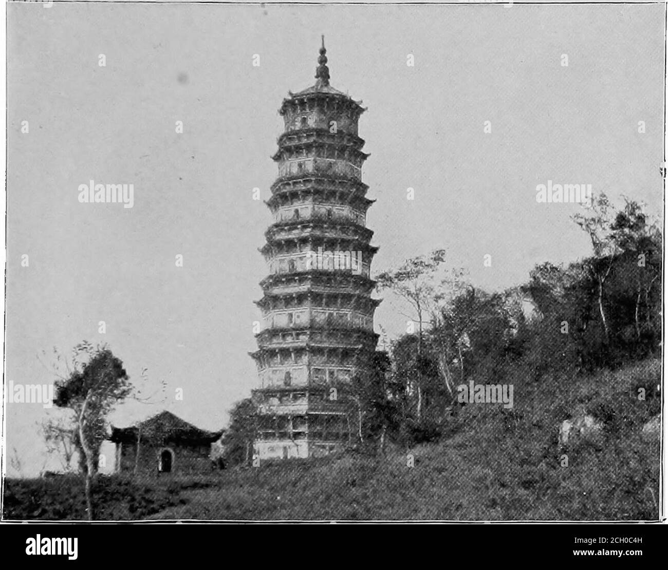 . Ein amerikanischer Ingenieur in China. Geistlichkeit des Guten und Bösen, die, wenn sie richtig propitiated, abwehren Pest und Hungersnot, underlauben nur Wohlstand und Glück, die eneighborhood besuchen. Diese sehr merkwürdigen Türme sind ofgreat Antike, chinesische Aufzeichnungen authenticatingtihren Ursprung mindestens so weit zurück wie der frühe Teil der christlichen Ära. In ihrer Größe variieren sie von den kleinen, die nichts anderes sind als Straßenrändern, bis hin zu der einst schönsten und größten – der gefeierten Porzellan-Pagode des Nan-Königs, die im Tai-ping-Aufstand zerstört wurde. Diese außergewöhnliche Struktur hatte eine Stockfoto