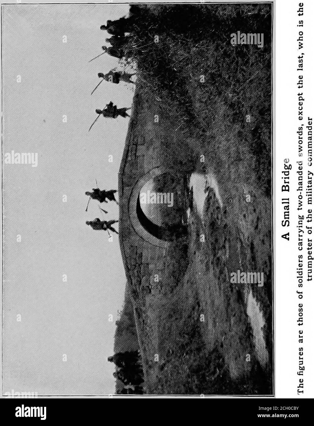 . Ein amerikanischer Ingenieur in China. Auch wegen der Tatsache, dass es sich um Holz handelte, ein Material, das wegen seiner Knappheit selten für schwere Baumaßnahmen verwendet wurde. Diese Brücke von sechs Überspannen, mit einer Länge von vier hundert und achtzig Fuß und einer Breite von zwanzig Fuß, gepflastert mit Kopfsteinpflaster-Steinen, während über sie aframe errichtet wird, um Markisenmatten im Sommer zu tragen. Die Unterkonstruktion ist Mauerwerk Piers in gutem Zustand, aber offensichtlich von gutem Alter, während der Überbau ist aus Holz und ein echter Freischwinger in Design. Die Hölzer, die es zusammensetzen, sind ungefähr zehn inchessquare, gelegt in wechselnden Schichten in Richtung vona Stockfoto
