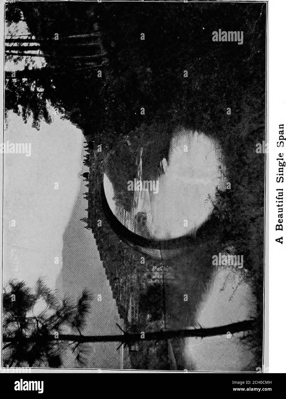 . Ein amerikanischer Ingenieur in China. UT-Wasser endet zu letzterem, um Drift fangen zu verhindern; das geschnitzte Steingeländer, geschmeidig-menting aber nicht von den Linien der themain Struktur ablenkend; Und schließlich der Schrein auf dem cen-tre Pier, was darauf hinweist, dass, obwohl der Konstrukteur gezwungen war, einen Pier in Midstream zu platzieren, dass er dennoch den Mut hatte, ihn zu betonen, und dass, indem er es zu einem Merkmal des Designs machte, er seine Lage zuließ. In der anderen Struktur, querung eines Stromes, der vom Cheling Pass zum China Meer fließt, haben wir ein Design bewundernswert, das in jeder Hinsicht die lokalen Bedingungen erfüllt Stockfoto