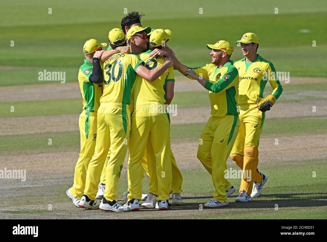 Der Australier Marcus Stoinis (3. Links) feiert mit seinen Teamkollegen, nachdem er beim zweiten Royal London ODI-Spiel im Emirates Old Trafford, Manchester, das Wicket des Englands Jason Roy übernommen hat. Stockfoto