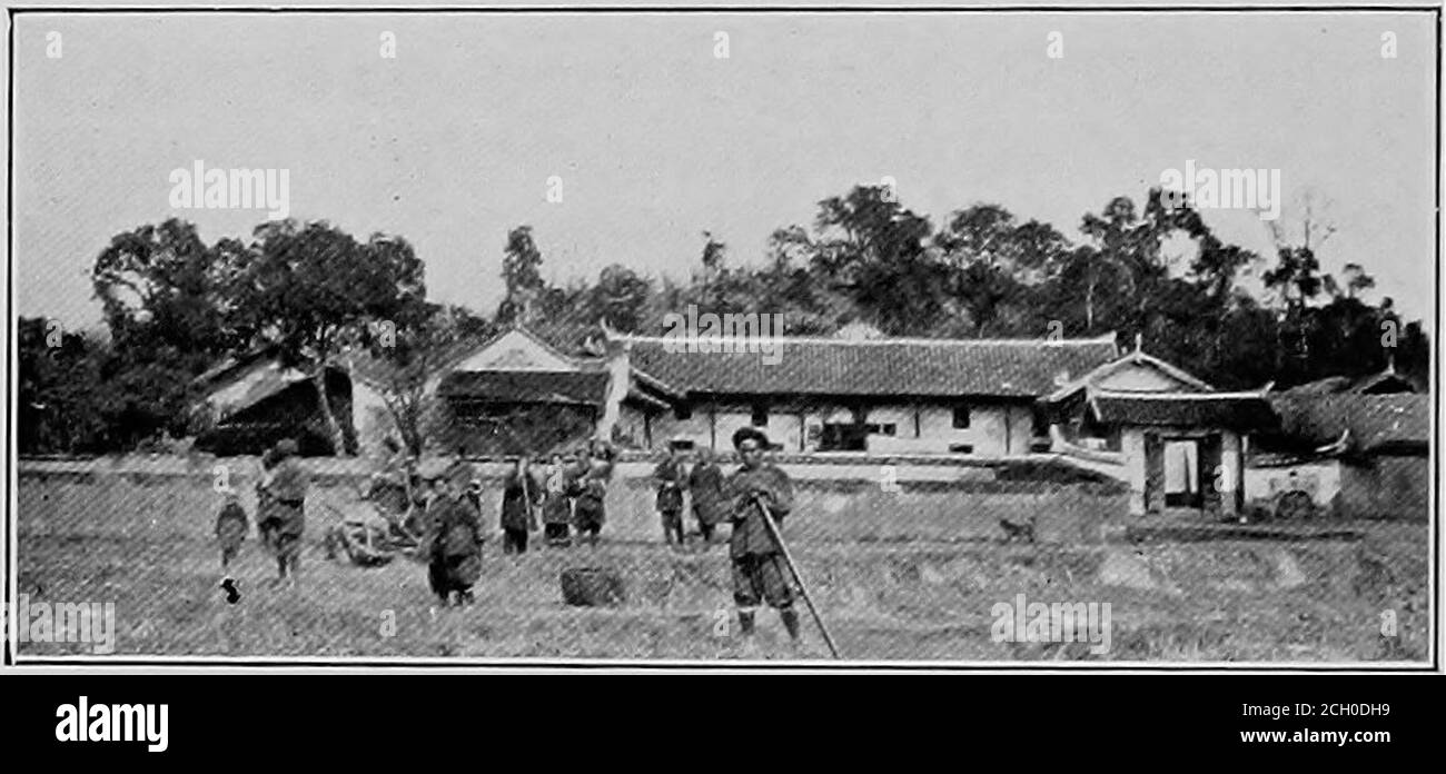 . Ein amerikanischer Ingenieur in China . Machen. Die Bäche werden von Bogenbrücken überquert, die in ihrer anmutigen Umrisse undguten Proportionen unübertroffen sind. Der Bauer lebt in einer Gruppe von Nebengebäuden, die von einer Mauer umschlossen sind – das ganze übertrifft in seiner malerischen Schönheit in der Normandie oder Derbyshire. Der reiche Mandarindressc selbst im Sommer in Brokatseide, und inwinter in sable Pelze. Er wird von einem Gefolge gut ausgebildeter Diener erwartet und lädt den Stran-ger zu einem Abendessen in der Nacht ein, das aus zehn oder fifteencourses besteht und ihn mit einer Höflichkeit und in-tricocy der Etikette unterhält, die Mayfair selbst nicht kann Stockfoto