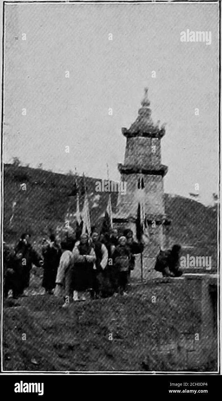 . Ein amerikanischer Ingenieur in China . Weiße. Hier war offensichtlich jungfräulicher Boden, und seine Kondition kann daher als Kriterium für das genommen werden, was der Chinaman ist, wenn er nicht von Fremdeinflüssen beeinflusst wird. Auch hier fand ich, dass, obwohl der Ausländer Fuß nie zuvor die Straßen der Städte getreten haben könnte, seine Waren schon in den Schaufenstern zum Verkauf ausgesetzt waren. Wenn wir an den Chinesen denken, besonders jene im Inneren, werden wir sie als unzivilisiert betrachten; und so sind sie, wenn sie gewissenhaft gemessen werden i66 ein amerikanischer Ingenieur in China ly durch unsere eigenartigen Standards. Aber auf der anderen Seite Stockfoto