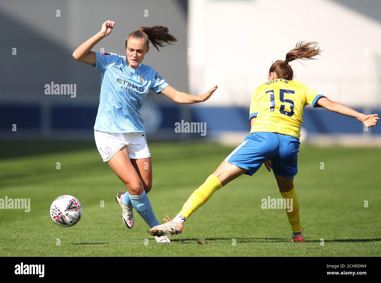 Der Georgia Stanway von Manchester City (links) und der Kayleigh Green von Brighton und Hove Albion kämpfen während des Barclays FA WSL-Spiels im Academy Stadium in Manchester um den Ball. Stockfoto