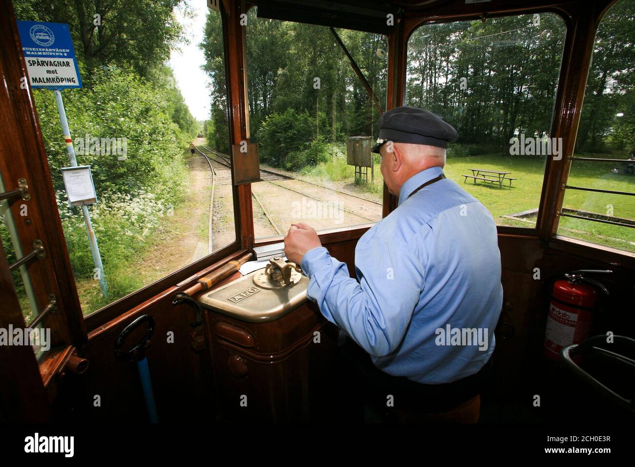 HISTORISCHE STRASSENBAHNEN in Malmköping Schweden.Fahrer auf einem der alten Straßenbahnen Stockfoto