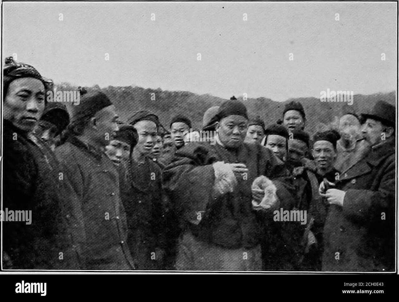 . Ein amerikanischer Ingenieur in China . Untries, zu denen wir den Begriff zivilisiert aufschlagen. Auf meiner Inlandsreise, als ich mich einer Stadt oder Stadt näherte, wurde ich invaria-bly getroffen, in einiger Entfernung außerhalb der Wände, durch asubofficial, der den Hauptrichter darstellt, der mir die laters Karte übergab und mich willkommen hieß.EINE chinesische Karte ist ein Stück dünnes rotes Papier, ungefähr sechs Zoll lang und drei breit, Mit dem Namensaufdruck in fetten, schwarzen Schriftzeichen. Es gibt Mode in Karten in China wie in Europa. Einige hohe Beamte beeinflussen große Karten als Indiz für den Rang. Andere Personen, wenn sie Karten auf Pro-Söhne der Position, verwenden c Stockfoto