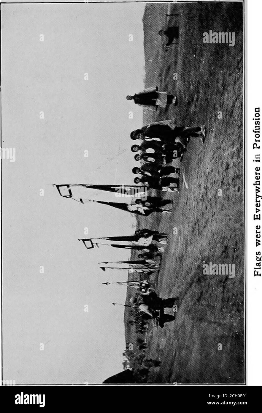 . Ein amerikanischer Ingenieur in China . Omitdem Innenleben kümmert es sich nicht um ein Whit, ob Deutschland Shan-tung besetzt, oder ob Russland die Liao-tung-Halbinsel besetzt hat – das ist das Taubengeschäft des Shan-tung-Mannes. Auf einem Jour-ney von etwa dreizehnhundert Meilen zwischen den Zivilisationspunkten, die unsere Expedition in ihren verschiedenen Varianten kollektiv bedeckte, mit der einzigen Ausscheidung eines Schleppers, der der China MerchantSteamship Company gehörte, die, nach dem Ku-tom dieser Firma, die chinesische Flagge trug, Und was wir zufällig auf dem Siang River getroffen haben, sahen wir keinen einzigen chinesischen Nati Stockfoto