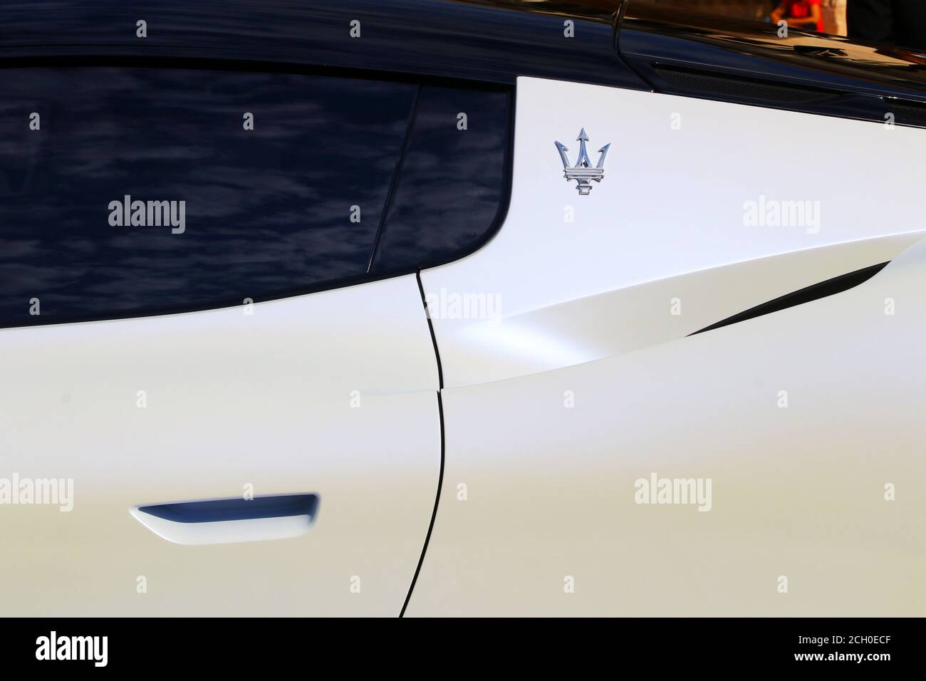 MODENA - ITALIEN - 10. September 2020 - Öffentliche Präsentation des neuen Maserati MC20, Logo Detail Stockfoto