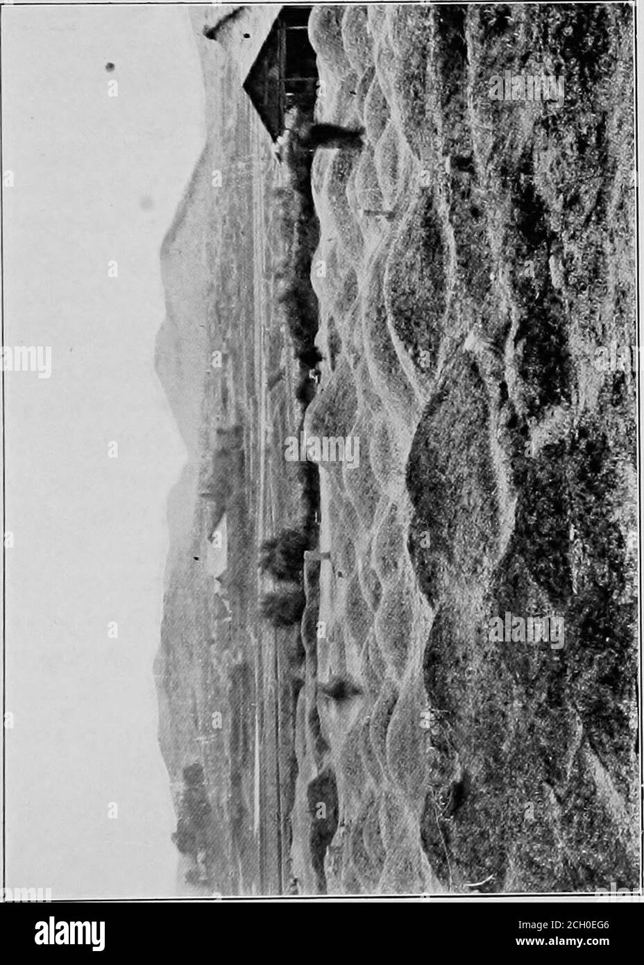 . Ein amerikanischer Ingenieur in China. Über dem coun-try sieht man gelegentlich ein ansehnliches Grab, an dem eine bestimmte Menge von Sorgfalt und Gedanken zum Zeitpunkt seiner Konstruktion verliehen worden war, und möglicherweise seit; Aber wenn man die übliche Ruhestätte der verstorbenen Celestials betrachtet, beleuchteter Bummocken pyramidenförmiger Form, unmarkiert durch irgendeine Inschrift, ungepflegt und ungepflegt, einerseits in mehr oder weniger Unordnung zerstreut, oder andererseits zusammengedrängt, wird man leicht gezwungen, zu schließen, daß angestammte Anbetung jede tief verwurzelte Stimmung cannothave, Und dass es ist, wie das System der Regierung, ein ma Stockfoto