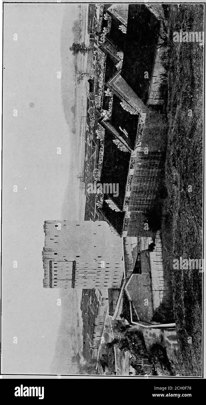 . Ein amerikanischer Ingenieur in China. Dieser Teil von Kwang-tung ist jedoch sehr gebirgig, und die Bevölkerung ist ziemlich spärlich. Der Unterschied zu den Hu-nan-Bedingungen war sehr auffällig.während Ausländer Ping-shih selten besuchten, waren sie nicht ganz unbekannt und daher nicht ganz das gleiche Objekt von intensiver Kuriosität. Das auffälligste von allen war die Pfandhäuser. Diese einzigartigen Gebäude, die im Volksmund Kwang-tung Institution sind – obwohl die Pfandleihe überall in China bekannt ist – sind aus Mauerwerk gebaut, in riesigen quadratischen Türmen, sechzig bis achtzig Fuß auf einer Seite, und mit einer Höhe von einehu Stockfoto