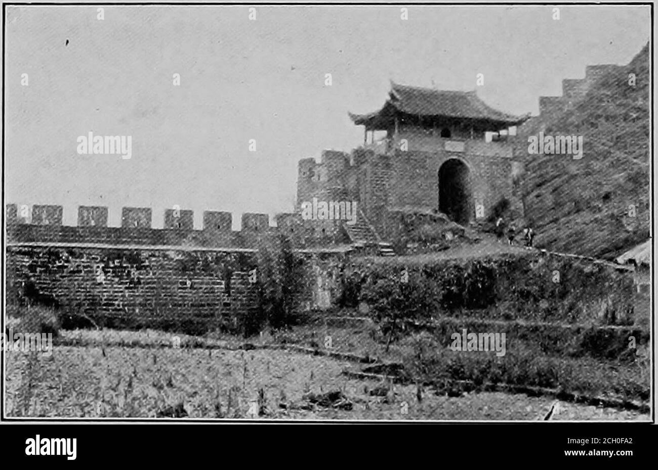 . Ein amerikanischer Ingenieur in China. N Rom war, und diese Zivilisation bleibt immer noch unter diesen Menschen in den Weg-off Ecken, wahrscheinlich nicht viel verändert Ausnahmen, dass es traurig geworden sein kann abgenutzt. Auf unserer Reise nach Osten von der Siang, wade einen kurzen Abstecher aus Hu-nan in die ad- io6 ein amerikanischer Ingenieur in China Beitritt Provinz Kiang-si, und an der Grenze der Provinz stieß auf eine amüsante specimen der chinesischen Argumentation, Und eine suggestive Illusierung der Haltung der Hu-nanesen zu ihren Nachbarn. Das sogenannte anti-fremde Feeling Hu-nan ist eine Fehlbezeichnung; es ist wirklich C Stockfoto
