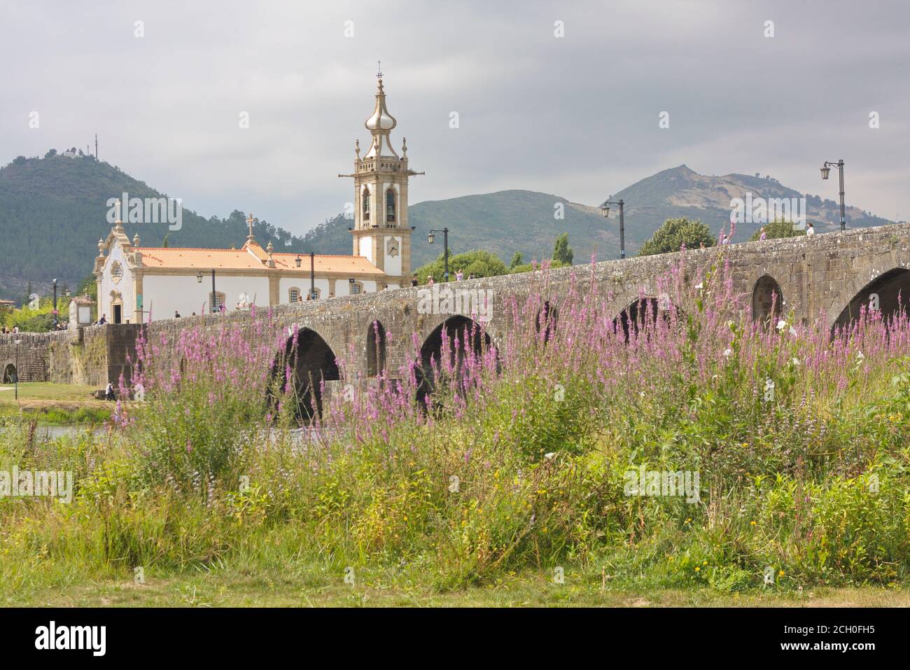 Ponte do Lima, Viana do Castelo/Portugal; 31. Juli 2012. Die Brücke, die den Namen der Stadt Ponte de Lima und die Kirche von «Santo Antonio gibt Stockfoto