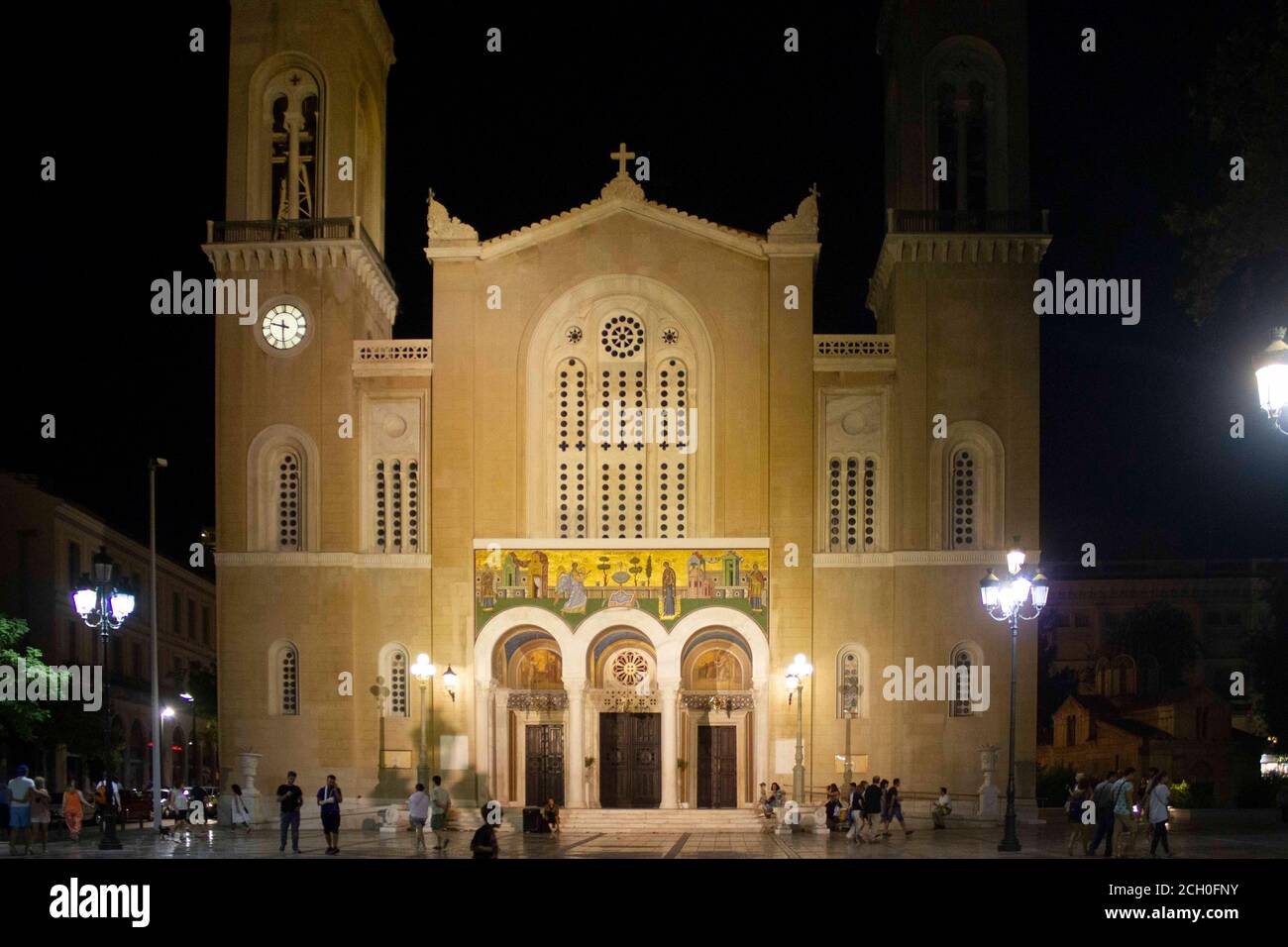 ATHEN, GRIECHENLAND - 13 2016. AUGUST: Nachtansicht des Mitropolis Platzes in Athen, mit Annunciation Kathedrale Stockfoto