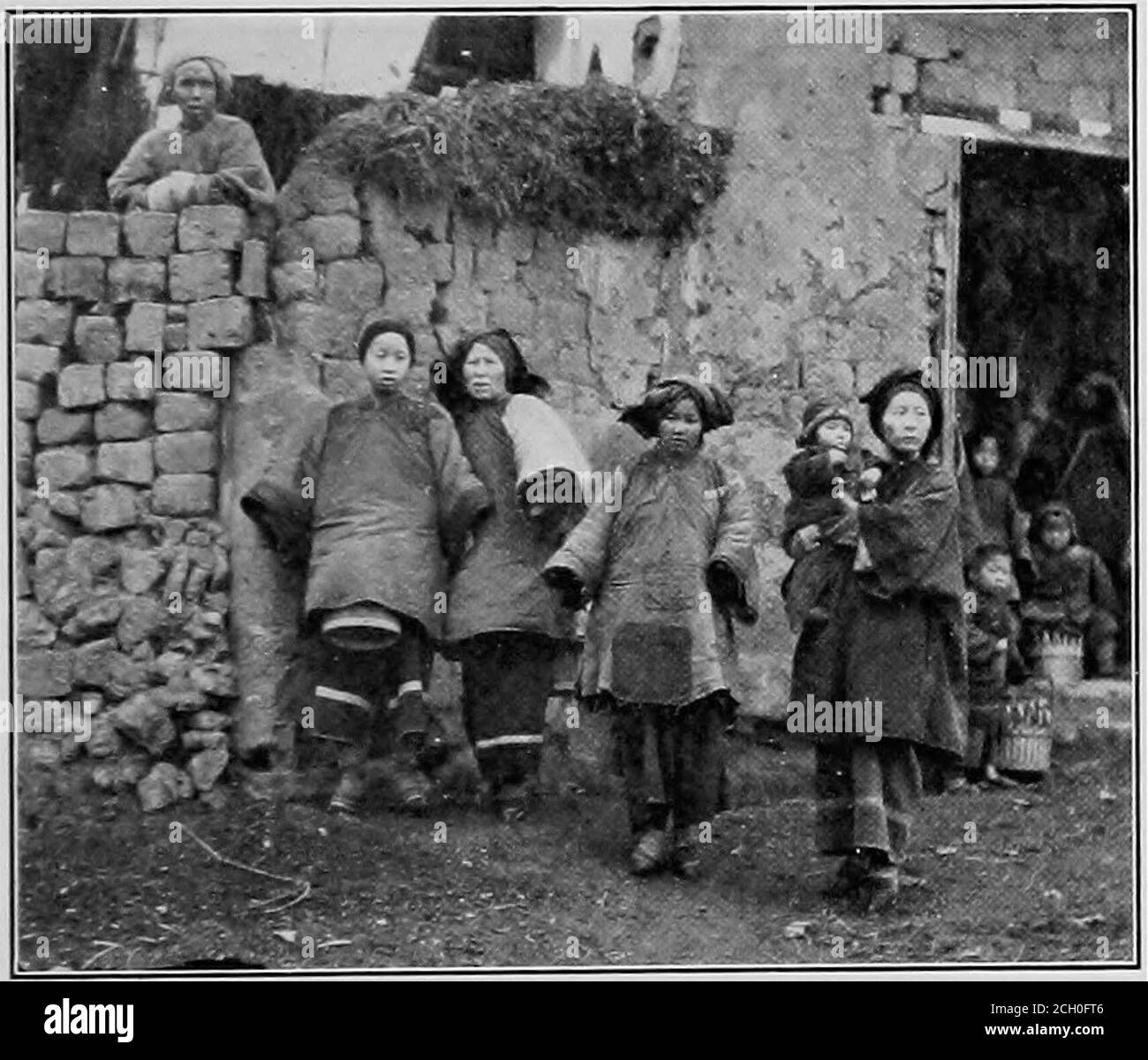 . Ein amerikanischer Ingenieur in China . Set, weiß ich nicht, aber das letzte, das wir von diesem Mann sahen, spülte er seine Rinde wie ein Ti-easure. Bevor wir jedoch das letzte von seinem Pferd gesehen hatten, hatten wir das Gefühl, dass wenn die Pumaloerrinde den gesamten Kaufpreis gebildet hatte, hätten wir die noch sein sollen. Es ist überraschend, wie eng die Menschen in Einektion des Landes Muster nach denen sonst-wo, wenn man sich an den Mangel, almostabsolute Mangel, der Interkommunikation. Aber trotz der allgemeinen Gleichheit, die größer erscheint, als sie wegen der Uniformität in der Physiognomie des Peopls ist Stockfoto