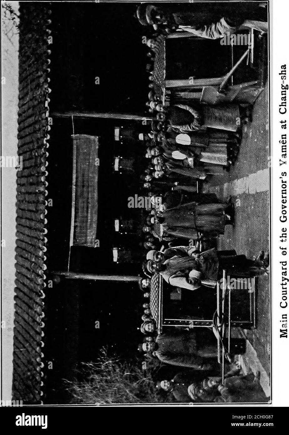 . Ein amerikanischer Ingenieur in China . , schickte meine chinesische Visitenkarte an den Gouverneur, verkündete meine Ankunft in seiner Hauptstadt und erklärte, dass ich mich gewünscht habe, von meinem ganzen Personal begleitet, ihn anzurufen und meine Achtung zu bezahlen. Was folgte, war eine gute Illustration der chinesischen Diplomatie, deren Wege eine der diffi-kulties waren, die unsere Bewegungen bedrängten. Der Governorantwortete, dass er froh war, von unserem sicheren ar-Rivalen zu hören, aber dass er nicht stören würde uns zu rufen, an deren Stelle, begleitet von den Chef-Officersder Provinz, er würde rufen Sie uns am nächsten Morgen um elf. Mit vielen compl Stockfoto