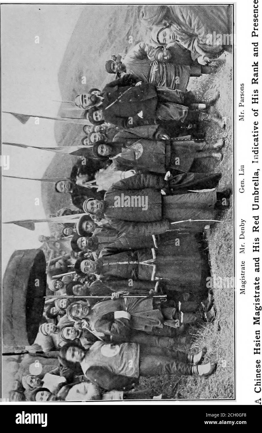 . Ein amerikanischer Ingenieur in China. Rau, die wir unterwegs waren, unddie durchschnittlich in der Gegend von etwa dreißig tofty Meilen Platz. Darüber hinaus gab es die Mandarinen, die den Vizekönig und Generaldirektor, immer ein und manchmal mehr dele-gated durch den Provinzgouverneur, und ein militärischer Mandarine von hohem Rang befehligen die Garde, mit dem Titel General, und von hohen Knopfrang der blauen oder roten. Die Mandarinen wurden in ihren offiziellen Sedan Stühle, die Position des Magistrat selbst bezeichnet bya großen wunderschönen roten Regenschirm. Die Hsien mag-istrate ist die offizielle who com Stockfoto