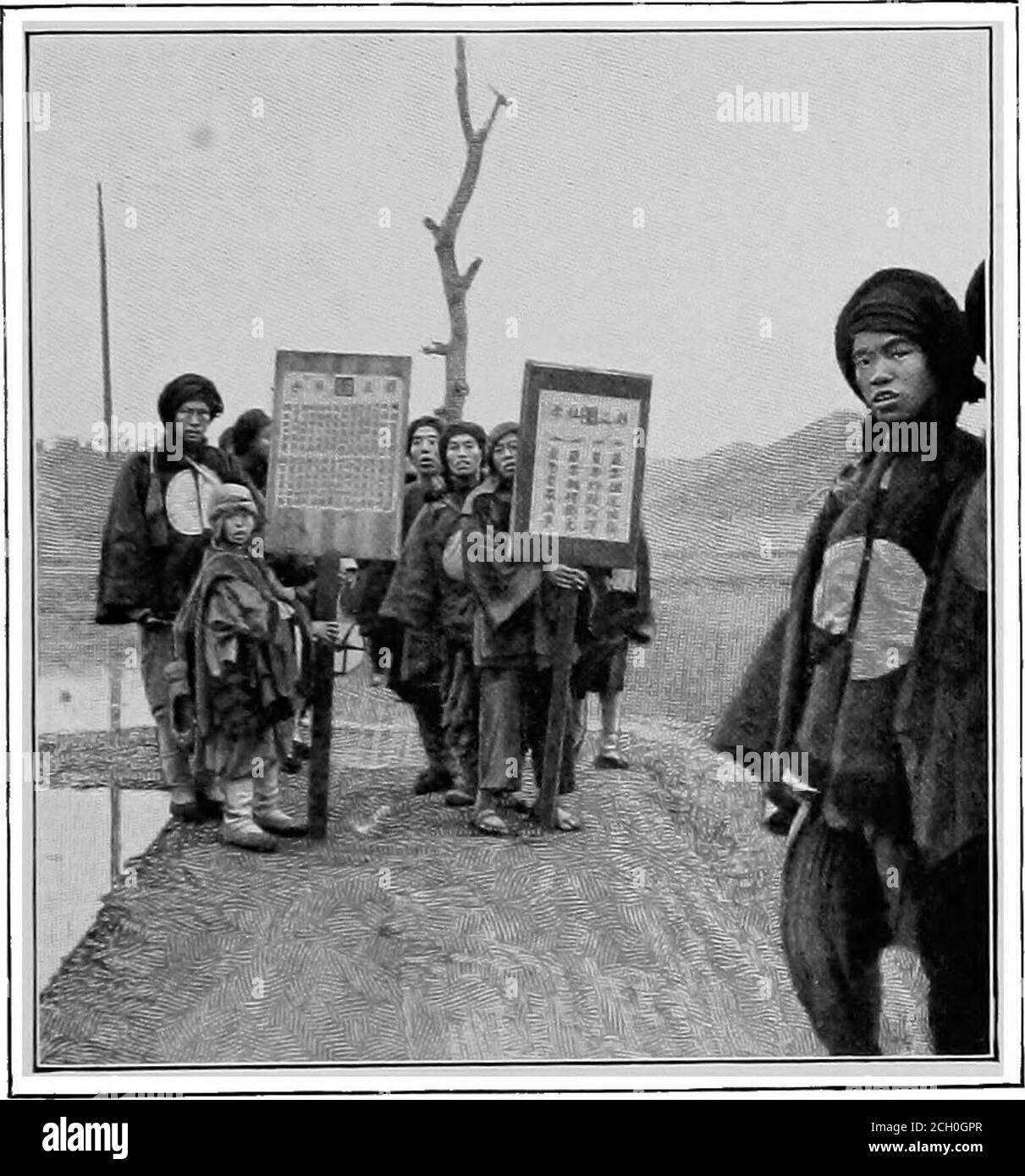 . Ein amerikanischer Ingenieur in China . Die Prozession zwei offizielle Stühle sind zu sehen. Die Flaggen rechts zeigen die Position des Militärkommandanten an. Der Vordergrund ist ein überflutetes Reisfeld von nun an waren wir uns der Vorarbeiten bewusst, die der Vizekönig zu unserem Schutz genommen hat.Unsere Wache wurde weitgehend erhöht, so dass unsere Pro-Abtretung, einschließlich Mandarinen mit ihren Aufsehern, Soldaten, Kühle, die Gepäck und Vorräte tragen. Kapitel III: HU-nan, die geschlossene Provinz 73 bestand häufig aus fünfhundert bis sechshundert Männern, und als sie in der stragglingorder und in der einzelnen Akte marschierten, die di Stockfoto