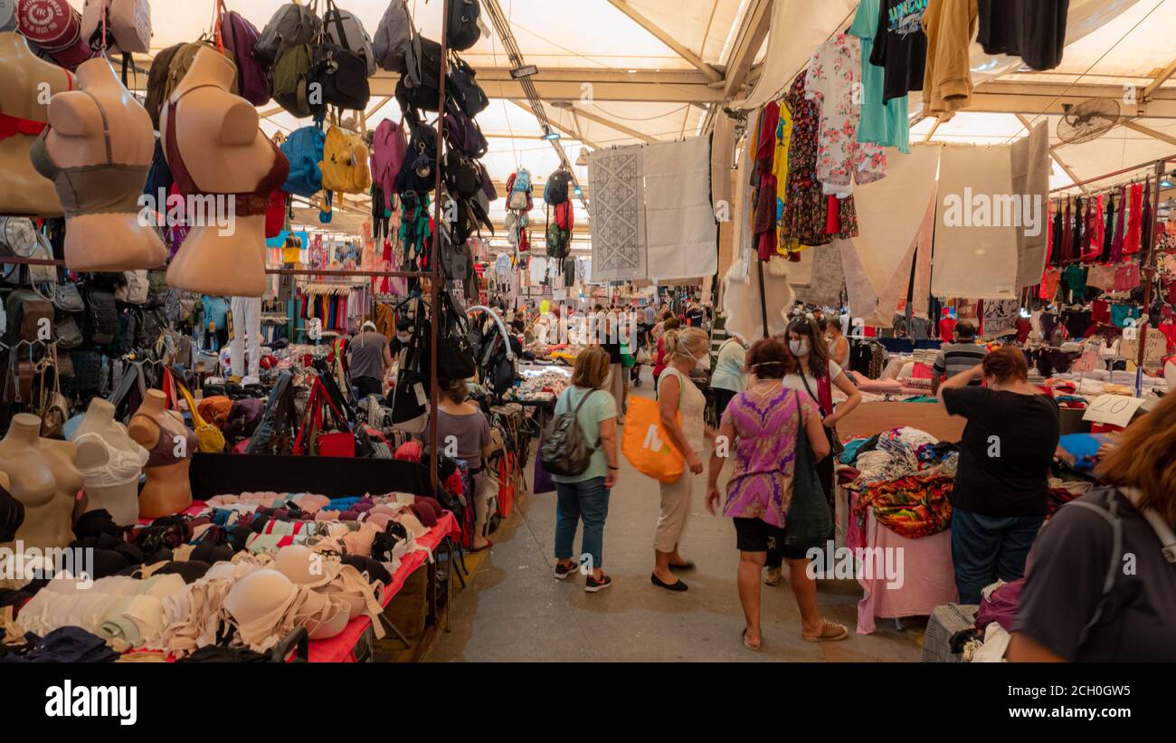 Karsiyaka, izmir / türkei - 09.09.2020: Am mittwoch großer Bostannli-Basar, Menschen, die auf Korridoren und zwischen Ständen und Einkaufen gehen. Stockfoto