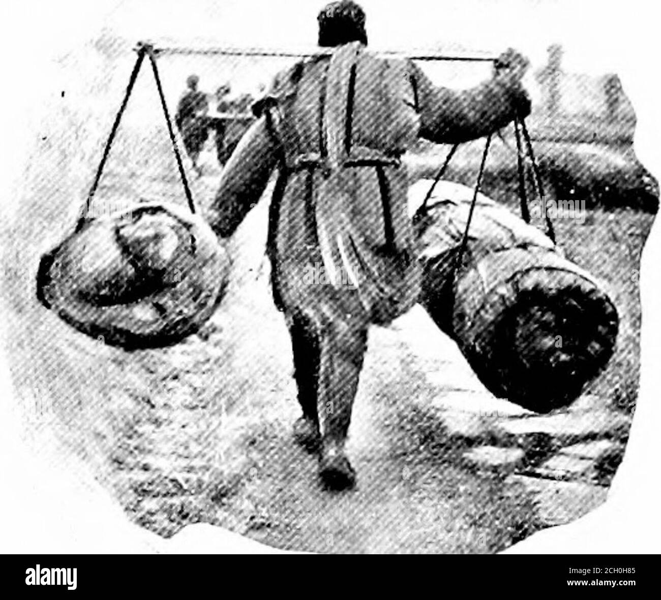 . Ein amerikanischer Ingenieur in China . Ing in Kapitel III: HU-nan, die geschlossene Provinz 63 alles aus ihrer Sicht. Ein grunsendes Geräusch unter dem Fuß wird den Gestank erklären, der so sehr unterdrückend offensichtlich war, wie er aus dem Schweinestall direkt unter dem Boden hervorging. Dann wird die Ankunft des Alaters auf dem kang im Gemeindehaus viel Stroh stapeln, um das Feuer wieder zu entfachen, Dessen reißende Wirkung ein willkommener Segen ist, als Ertrinken i V^U M ■-f* ■■ -^^ Kühle warten darauf, für einen Moment als Träger eingesetzt zu werden die Gerüche des Schweinestall und andere Dinge schlimmer, die nicht definiert werden können. Aber noch unter solchen Stockfoto