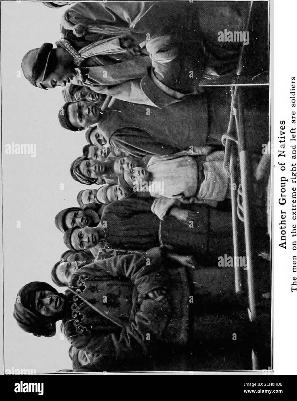 . Ein amerikanischer Ingenieur in China. Schutz der Regierung. An Rastplätzen waren wir sofort von neugierigen Eingeborenen umgeben, deren Gesichter jede menschliche Empfindung, von der Bewon-derment bis zur Angst, Oder sogar Hass, wurde dargestellt.Unsere bevorzugten Schlafplazeswaren Prüfungshallen, in denen die jährlichen Prüfungsvorlesungen von Studenten in den Klassikern für literarische Abschlüsse stattfinden,der Sprungbrett für politische Vorliebe, dieAmbition jedes Chinesen, denn in China bedeutet Publicoffice Reichtum und Macht; Tempel, eitherpublic des buddhistischen Glaubens, oder private forancestral Anbetung - Letzteres ist viel zu pre-f Stockfoto