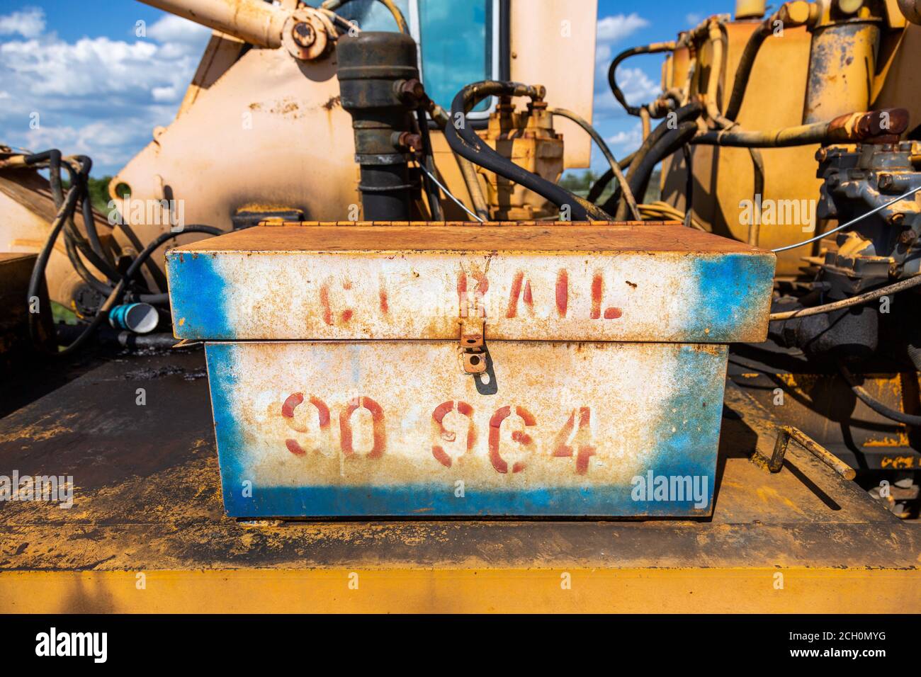 Eine Metallkiste sitzt auf einer Schiene Wartung von Wegfahrzeug an der Fort Wayne Railroad Historical Society in New Haven, Indiana, USA. Stockfoto