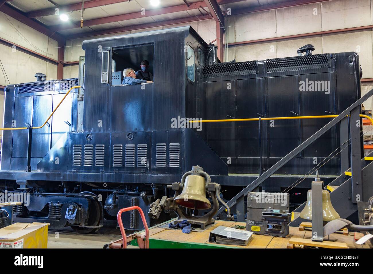 Crewman bewegt eine Lokomotive mit Schaltmotor in die Werkstatt der ...