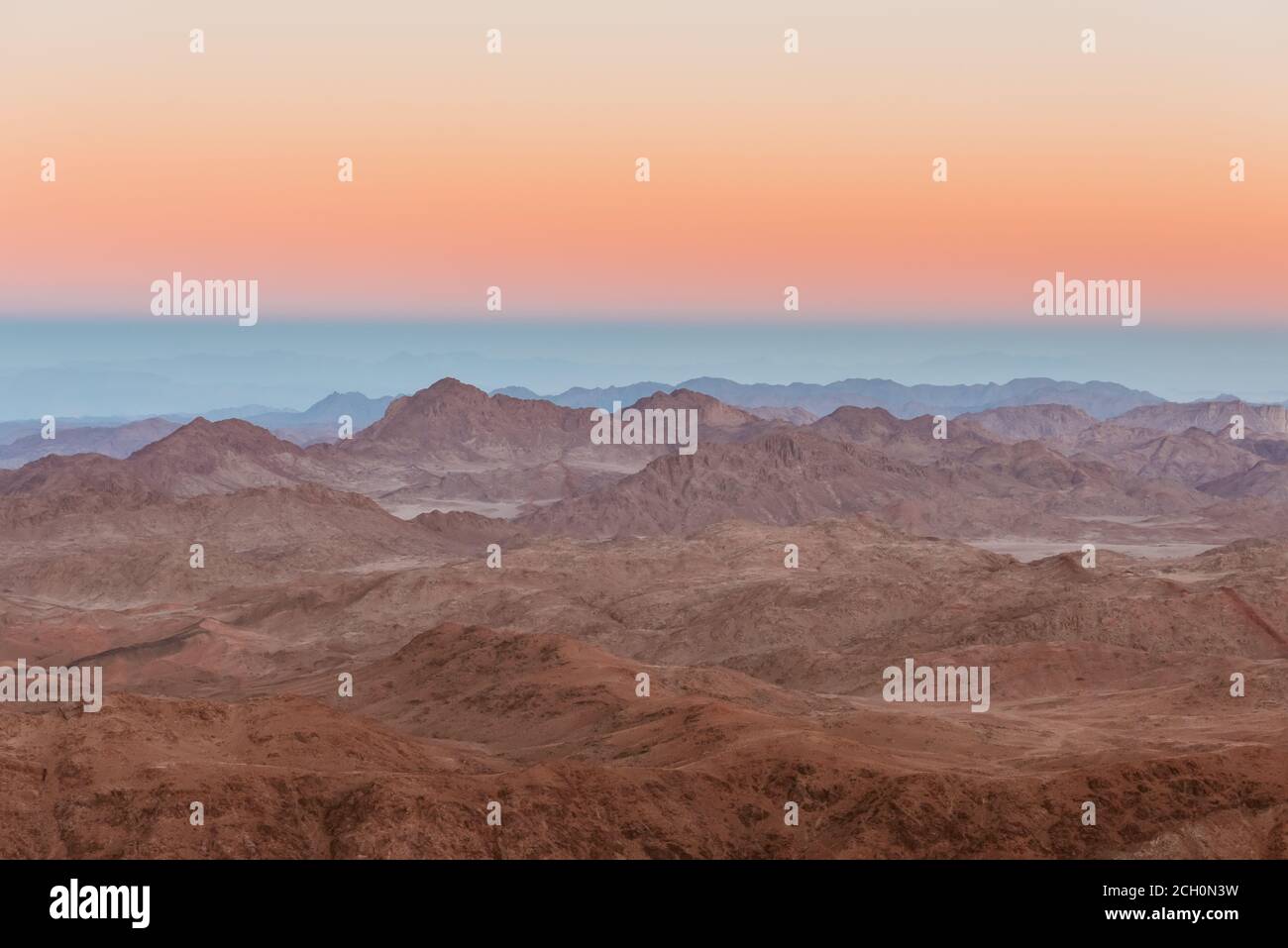 Gold Sonnenuntergang trockenen Wüste Landschaft mit Bergen silhouette Sinai, Ägypten Stockfoto