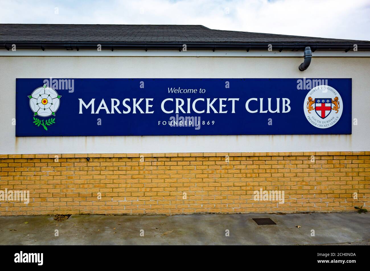 Schild außerhalb Marske Cricket Club in North Yorkshire gegründet in 1869 und in North Yorkshire und South Durham Premier Cricket League Stockfoto