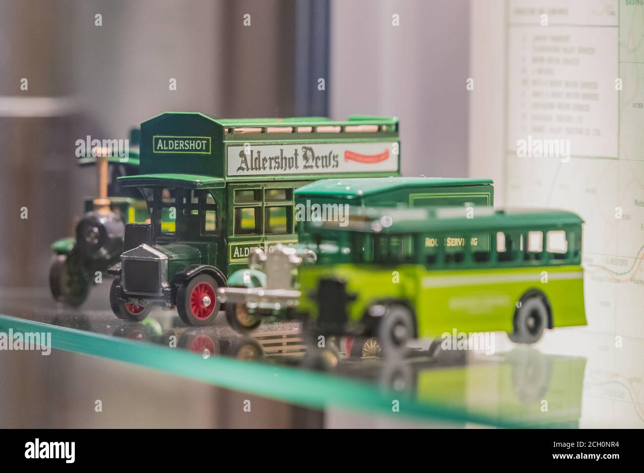 Alte Vintage Modell Bus Spielzeug von Aldershot auf dem Display in Ein Museum in Hampshire UK Stockfoto