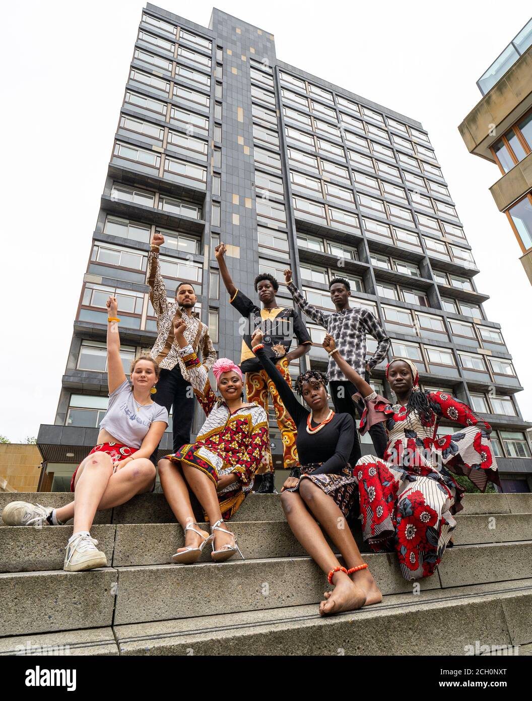 Edinburgh, Schottland, Großbritannien. September 2020, 13. Mitglieder der Blacked Movement feiern vor dem Gebäude, das früher als David Hume Tower bekannt war, am George Square auf dem Campus der Universität Edinburgh. Die Mitglieder der Bewegung sind alle Studenten an der Universität Edinburgh und haben beim EDI-Komitee (Diversity and Inclusion) der Universität beantragt, Humes Namen wegen seiner historischen, angeblich rassistischen Ansichten entfernen zu lassen. Der Turm wurde in 40 George Square umbenannt. Iain Masterton/Alamy Live News Stockfoto