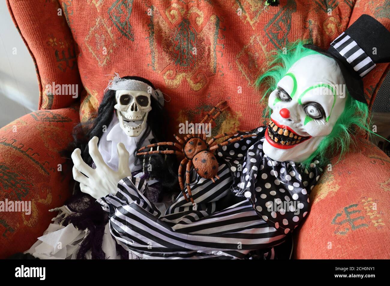 Gruselige Halloween-Charaktere eines Clowns und Skelett. Stockfoto