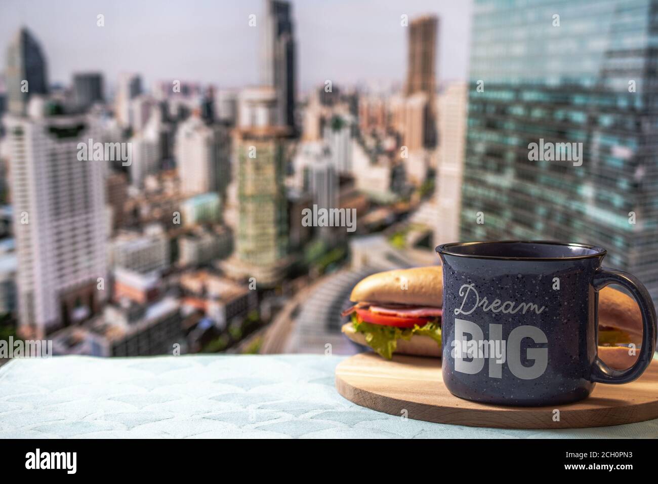 Nahaufnahme einer Tasse Kaffee oder Tee. New York City Panorama ist im Hintergrund. Konzept des Geschäftsperson Morgen. Stockfoto