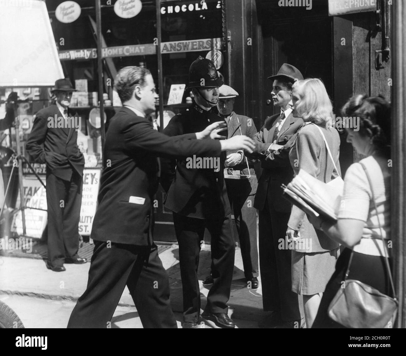 BASIL DEARDEN probt JIMMY HANDLEY DIRK BOGARDE und PEGGY EVANS mit Continuity Girl JEAN GRAHAM ganz rechts am Drehort des Drehs ZUR BLAUEN LAMPE 1950 Regisseur BASIL DEARDEN Drehbuch T.E.B. Clarke Produzent Michael Balcon Ealing Studios / J. Arthur Rank Organisation / General Film Distributors Stockfoto