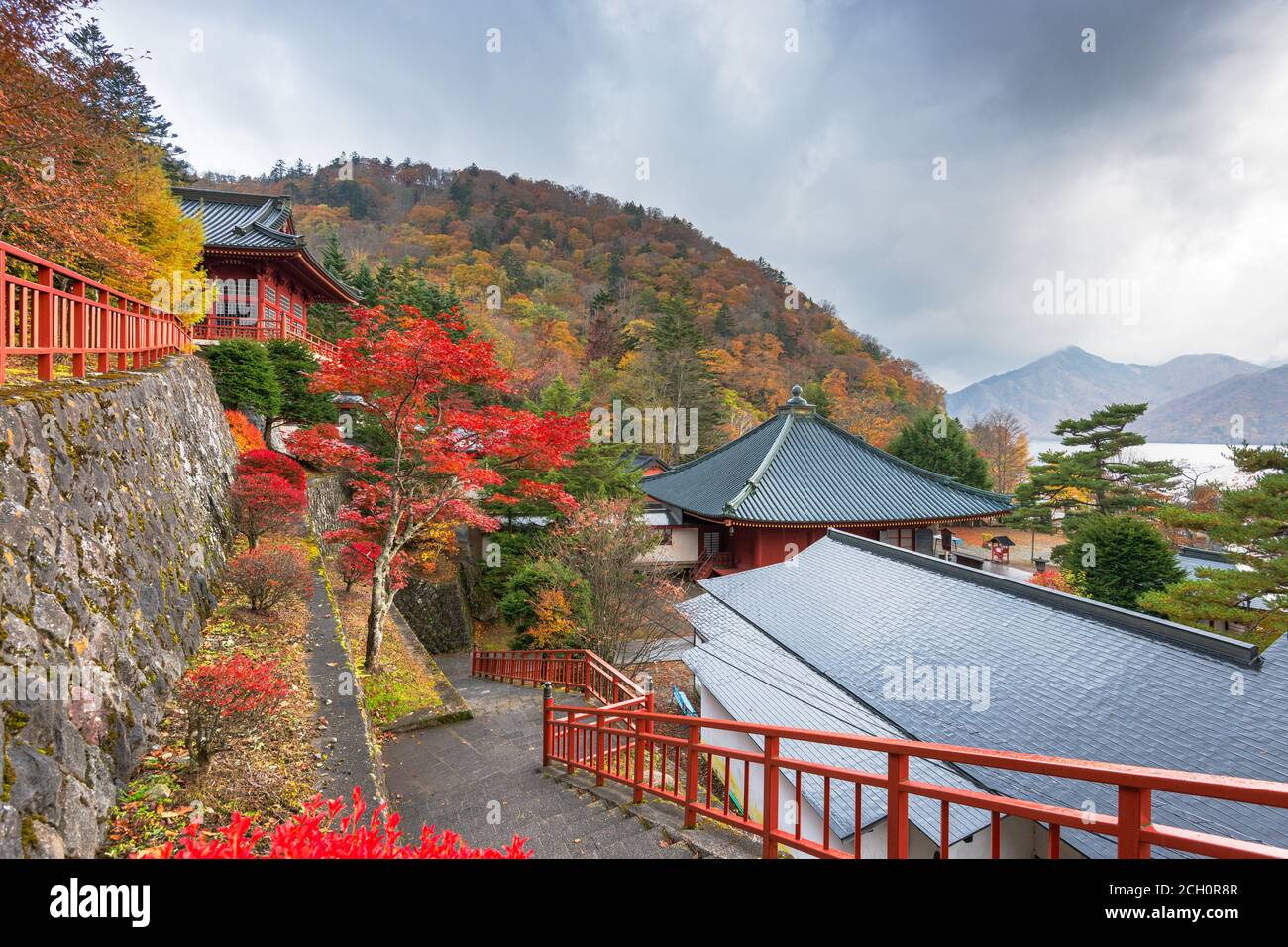 Nikko, Japan betrachtet im Herbst von Chuzen-Ji-Tempel-Komplex. Stockfoto