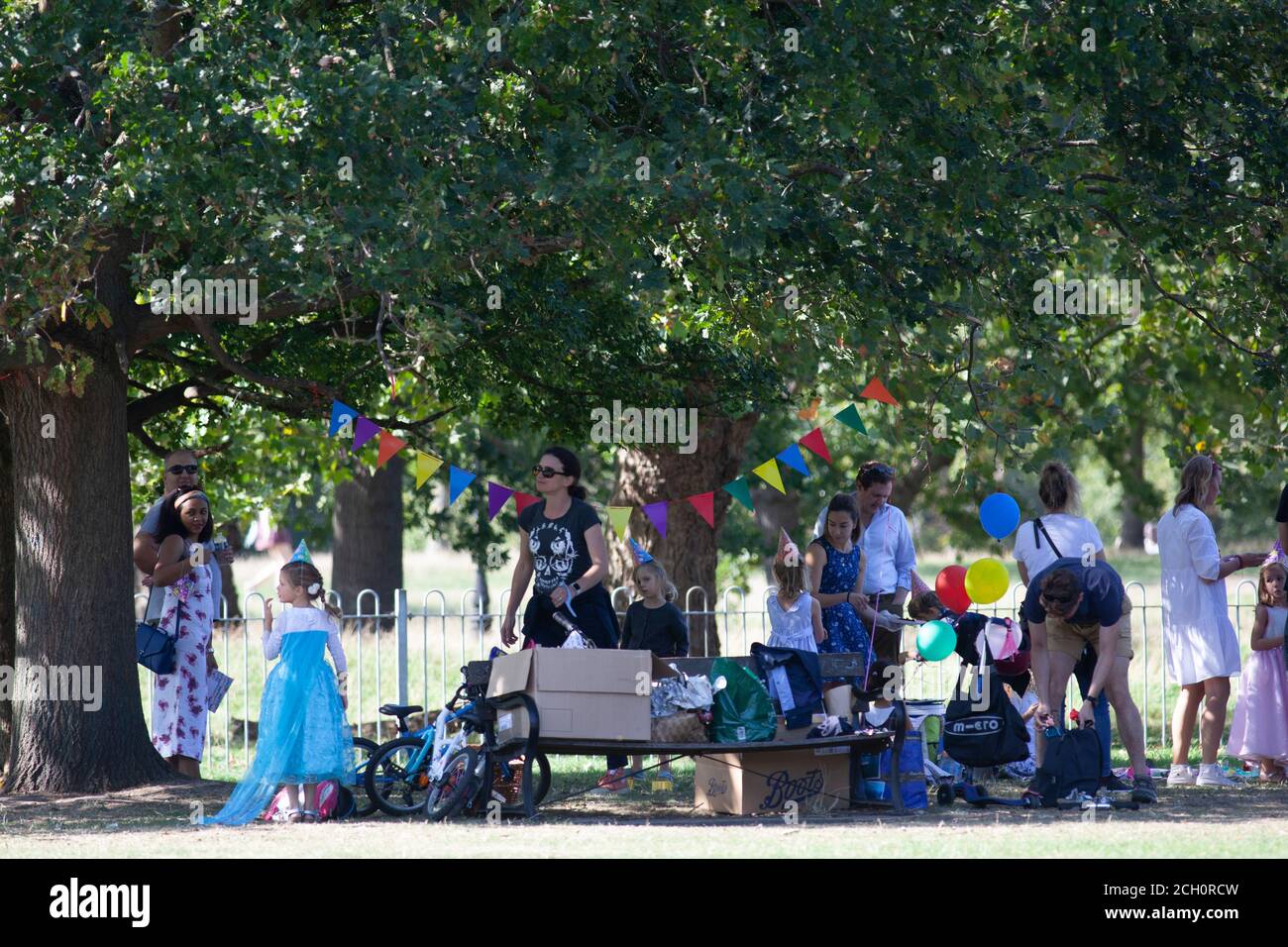 London, Großbritannien. 13. Sept 2020: Die Londoner nutzten das sonnige Wetter am Clapham Common am Tag bevor sich die sozialen Distanzierungsregeln ändern werden. Ab morgen wäre diese Kindergeburtstag illegal. Anna Watson/Alamy Live Nachrichten Stockfoto