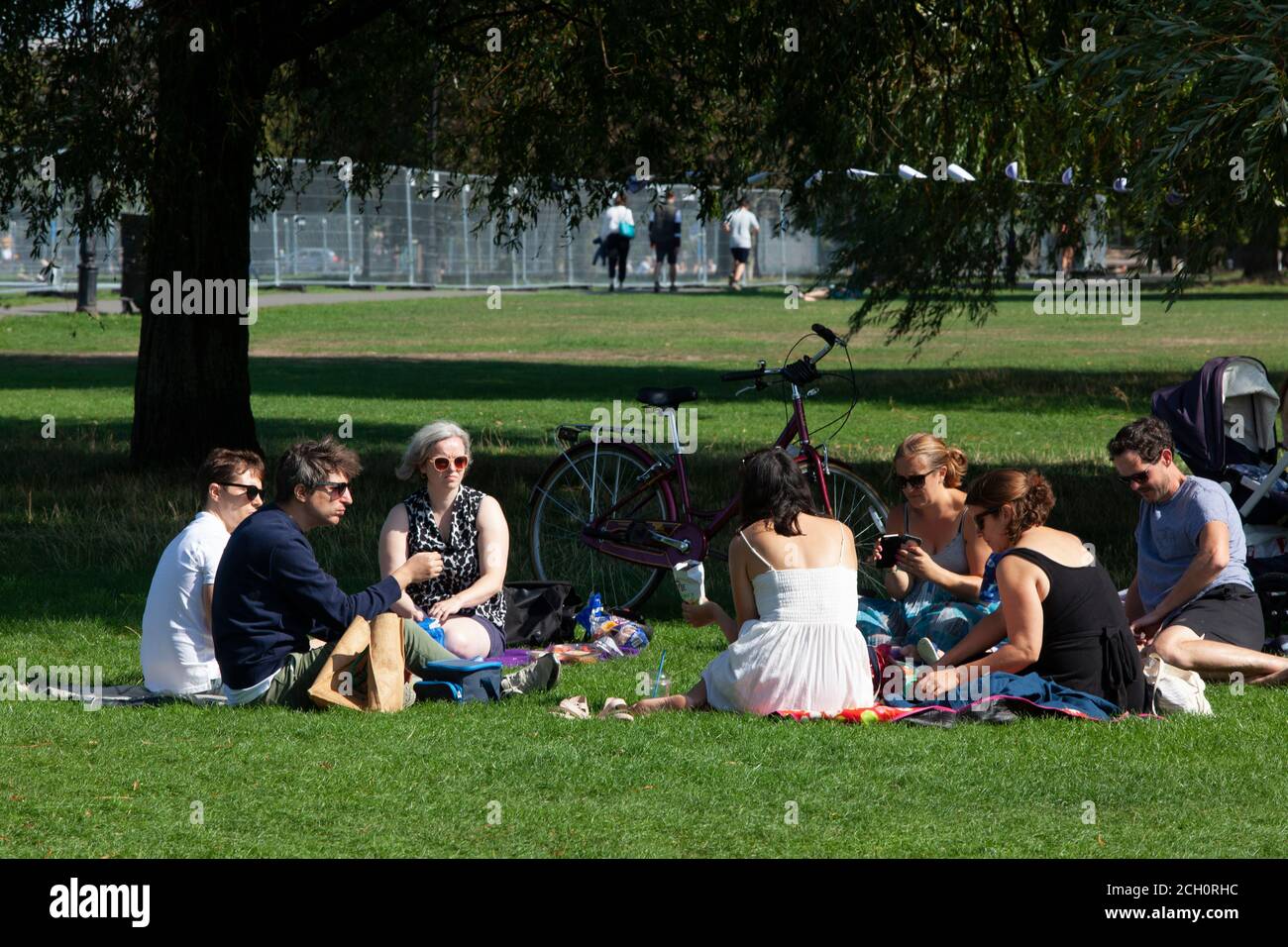 London, Großbritannien. 13. September 2020: Die Londoner nutzten das sonnige Wetter zum Picknick am Clapham Common. Ab morgen wird eine Gruppe von 7 Treffen wie diese illegal sein, da sich die Regeln für soziale Distanzierung ändern werden. Anna Watson/Alamy Live Nachrichten Stockfoto